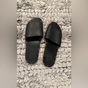 Beek mockingbird perforated leather slide sandals in black